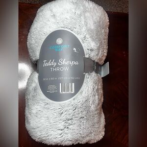 Comfort Bay Soft Gray Sherpa Throw